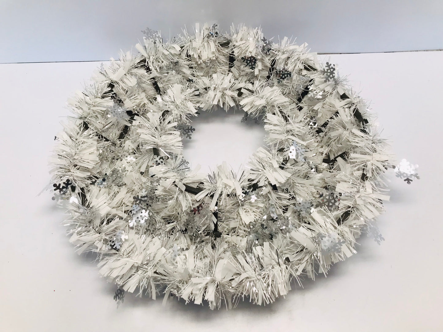 Christmas 18 Inch White Silver Tinsel Bing Wreath New