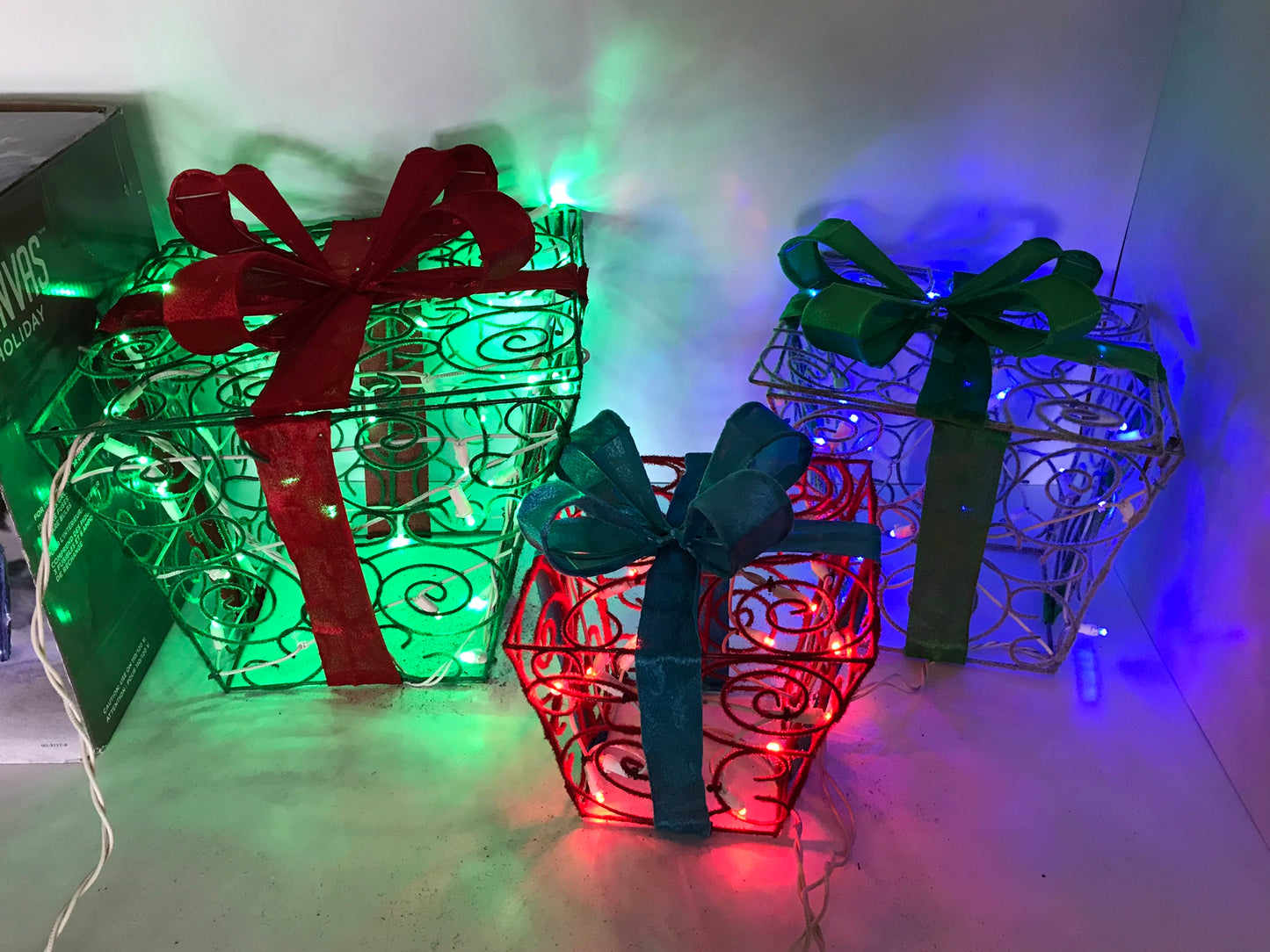 Christmas Pre-lit Whimsical Gift Boxes Outdoor Up Decorations 100 LED Lights Used Once Like New In Box Glitter Glam Fun