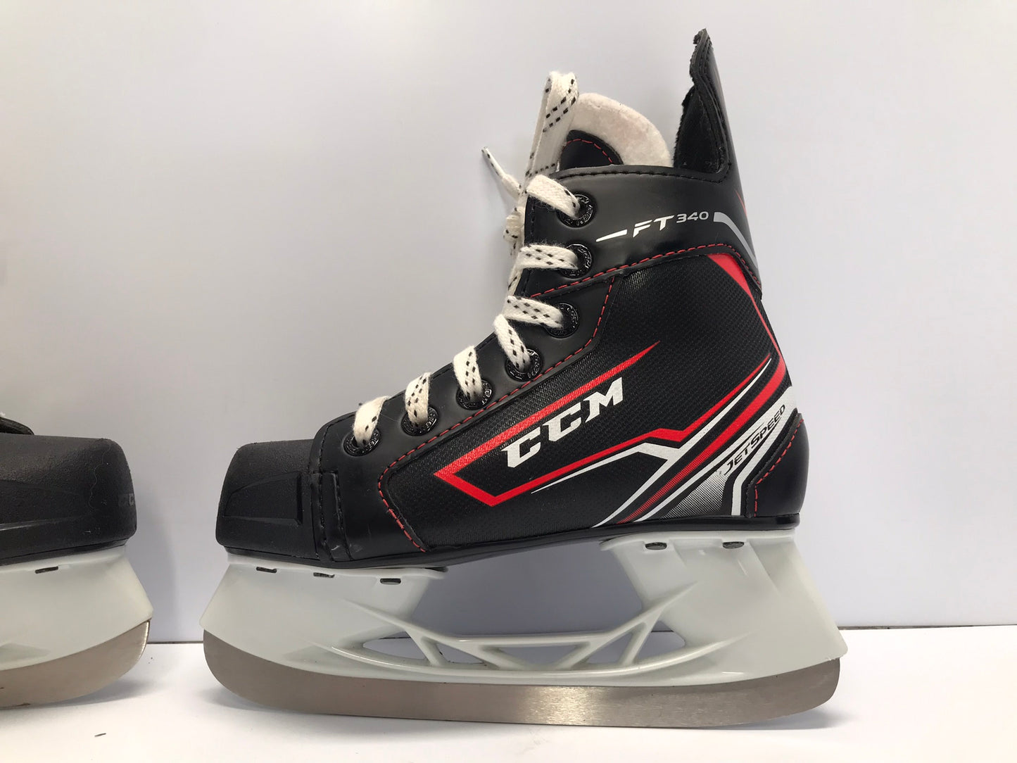 Hockey Skates Child Size 12 shoe size 11 skate size CCM Jetspeed Like New