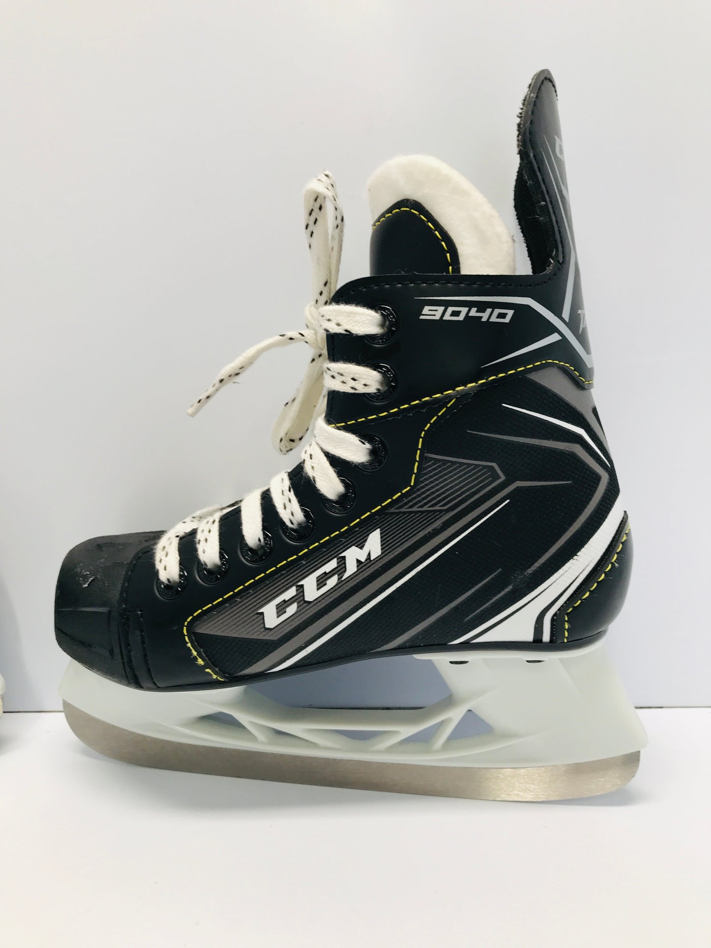 Hockey Skates Child Size 13 Shoe Size 12 Skate CCM Like New