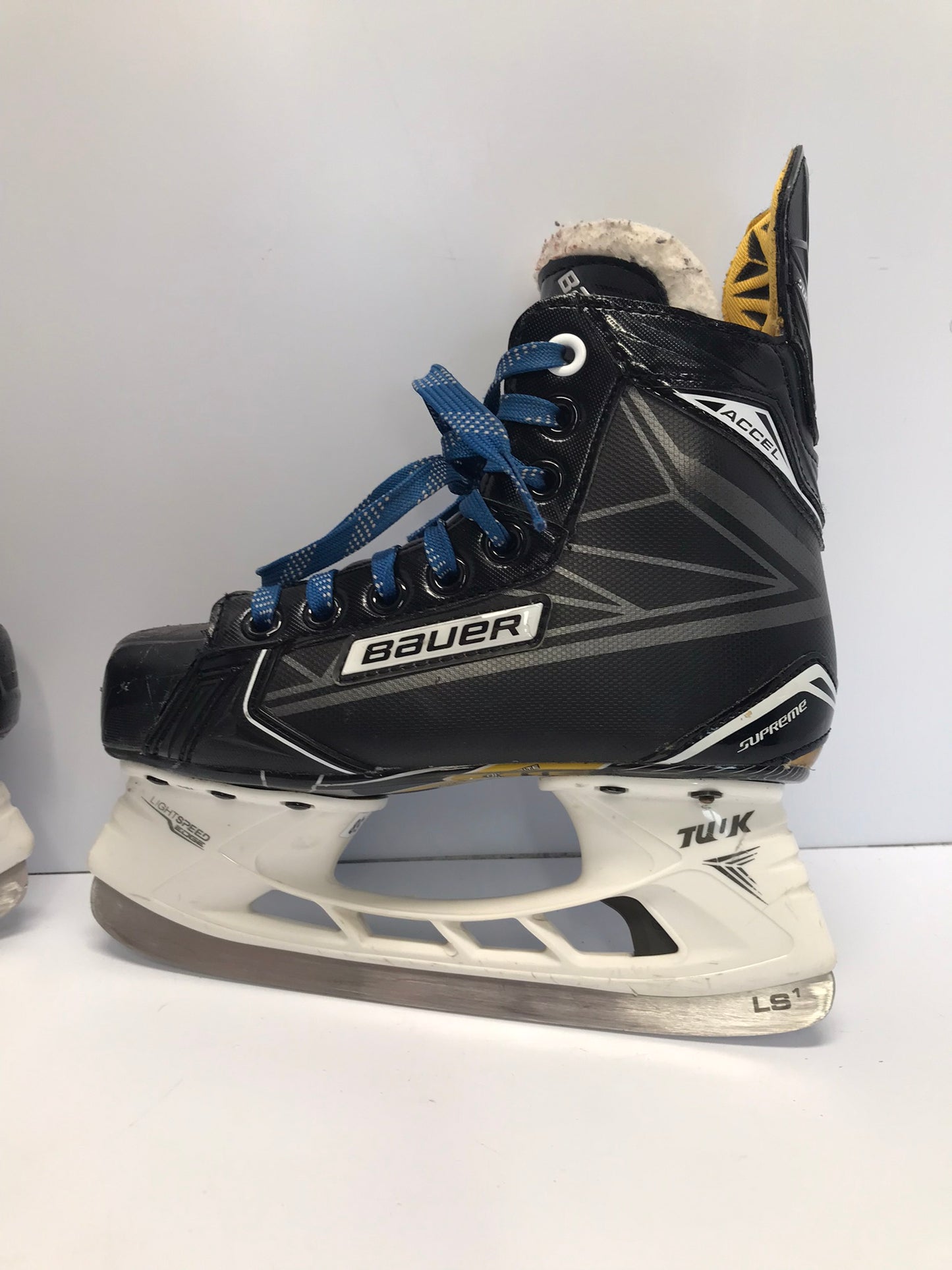 Hockey Skates Child Size 2.5 Shoe Size 1.5 Skate Size Bauer Supreme Like New