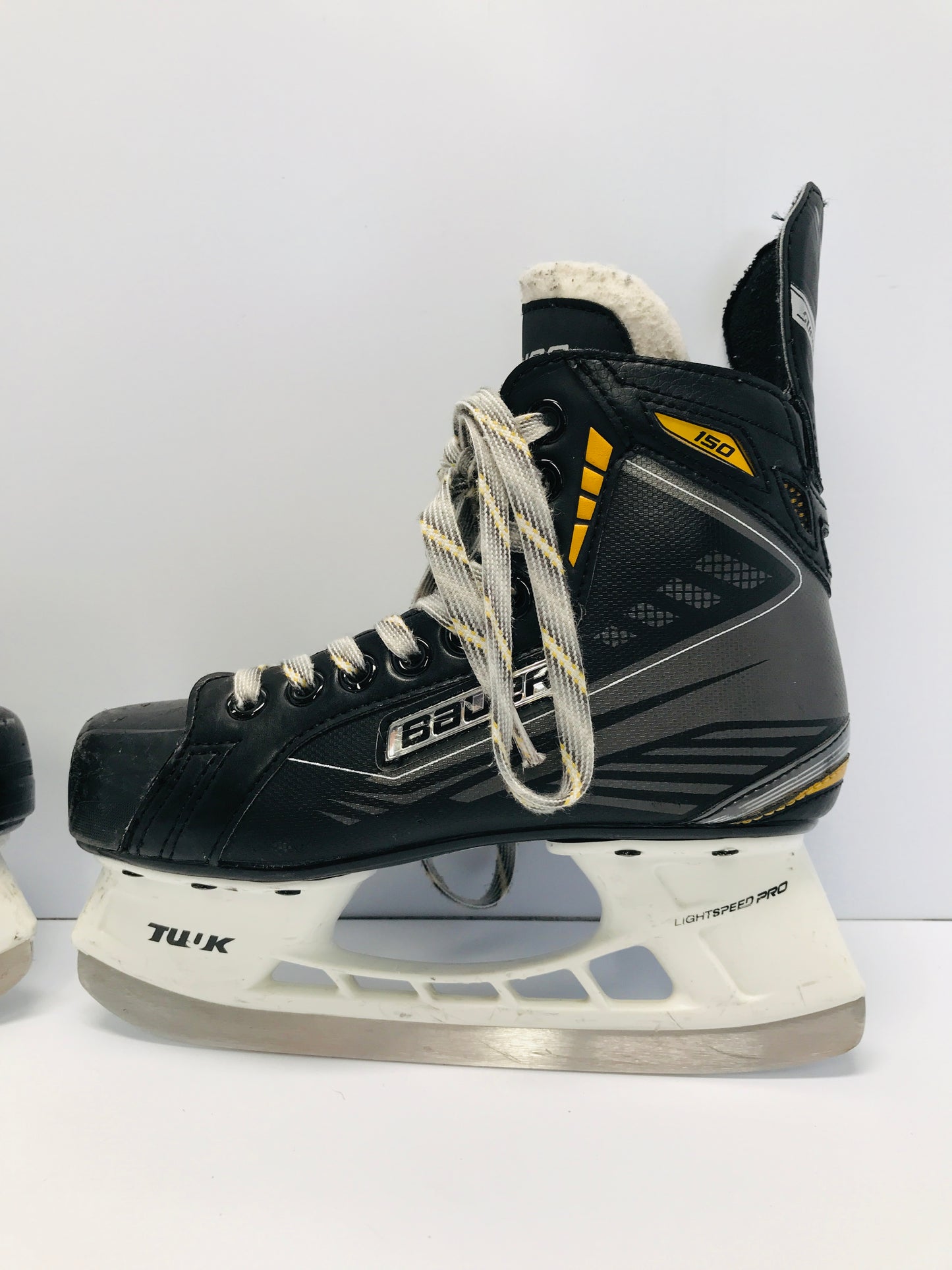 Hockey Skates Child Size 3.5 Shoe Size 2 Skate Bauer Supreme