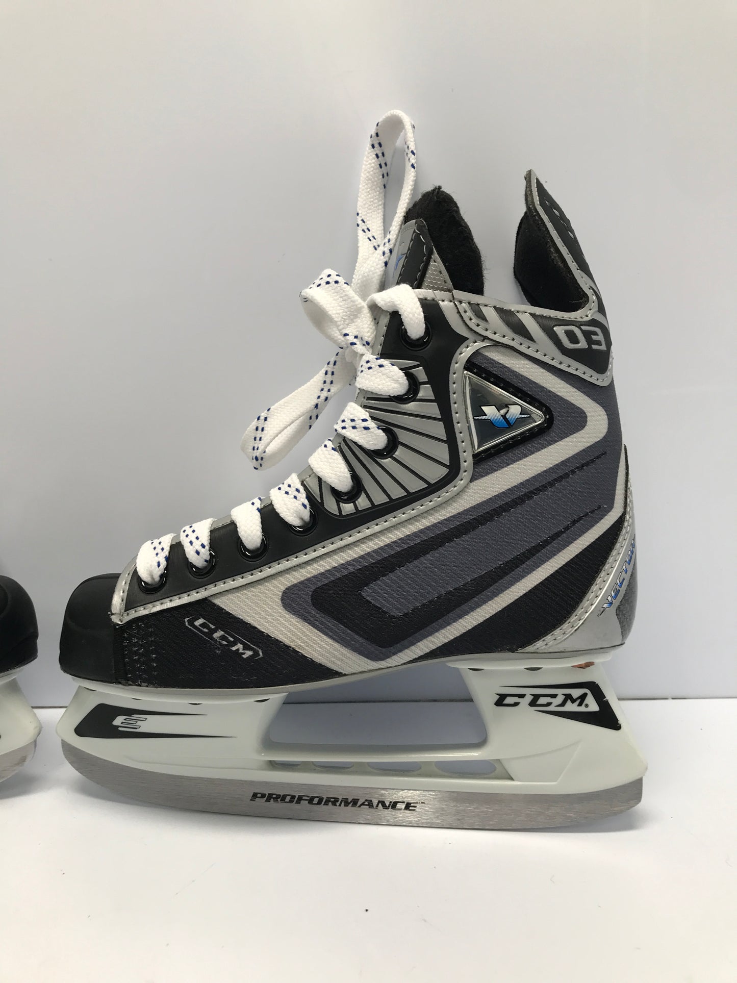 Hockey Skates Child Size 3.5 Shoe Size 2 Wide Fit CCM Excellent