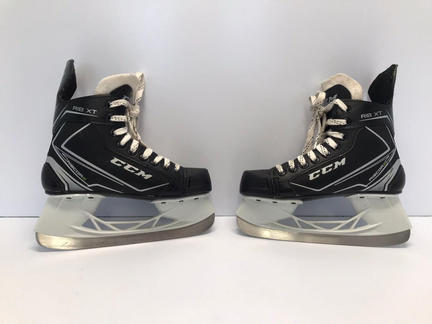 Hockey Skates Child Size 3 Shoe  CCM Ribcore  New Demo Model