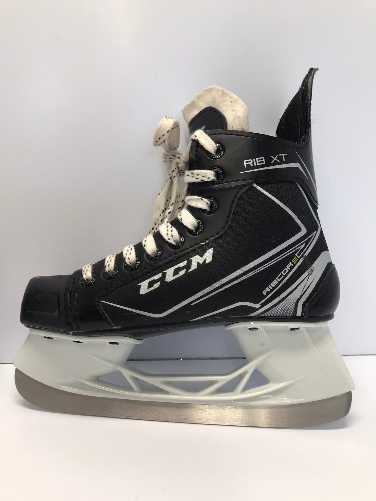 Hockey Skates Child Size 3 Shoe  CCM Ribcore  New Demo Model