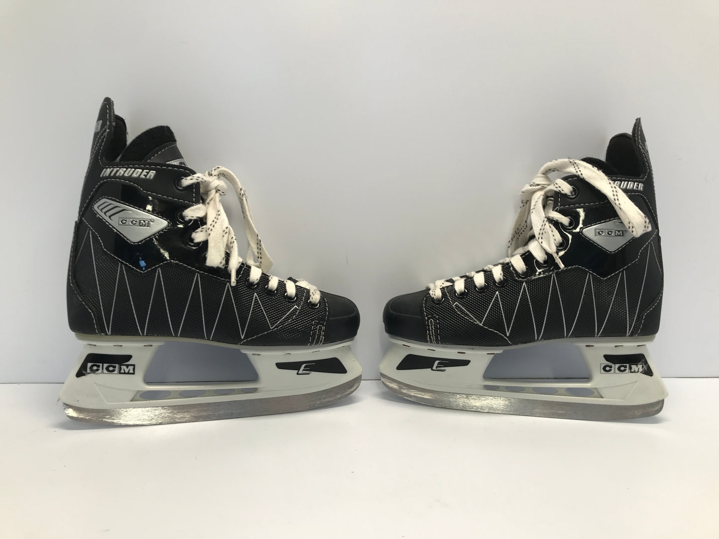 Hockey Skates Child Size 4 Shoe Size 3 Skate Size CCM Intruder Like New