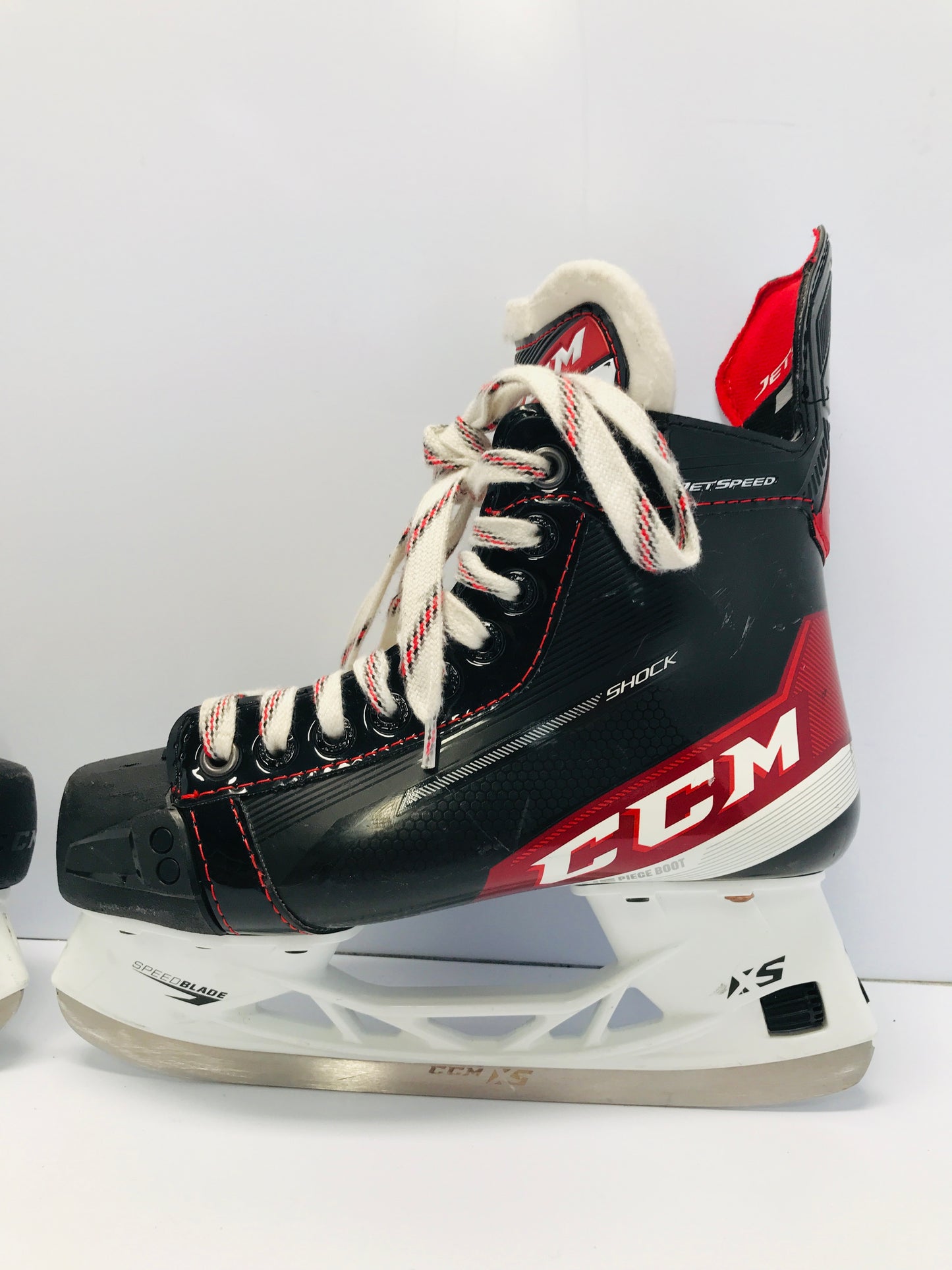 Hockey Skates Intermediate Junior Size 5 Shoe Size 4 Skates CCM Jetspeed Shock Once Piece Boot Like New