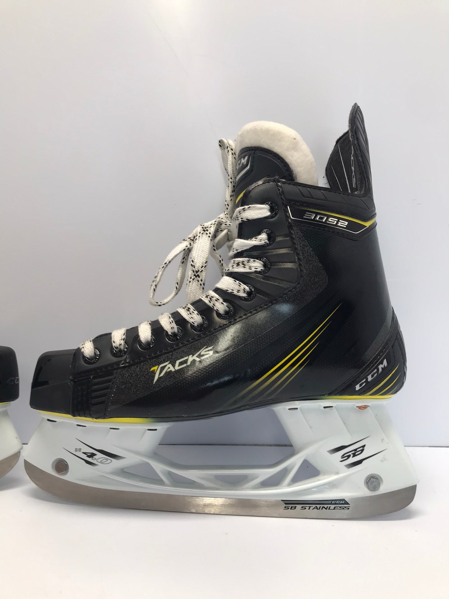 Hockey Skates Men's Size 8 Shoe Size 6.5 Skate Size CCM Tacks New