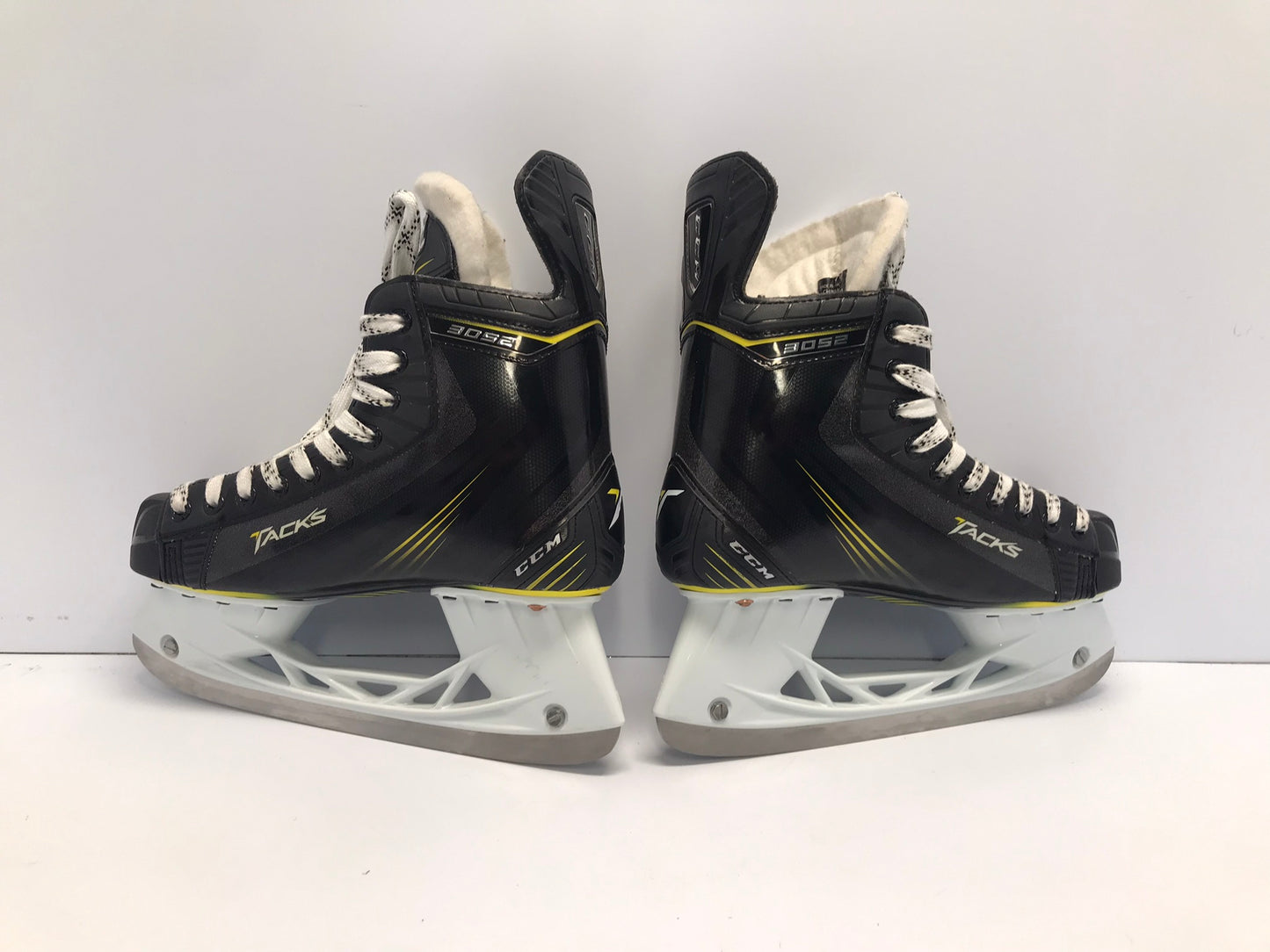 Hockey Skates Men's Size 8 Shoe Size 6.5 Skate Size CCM Tacks New