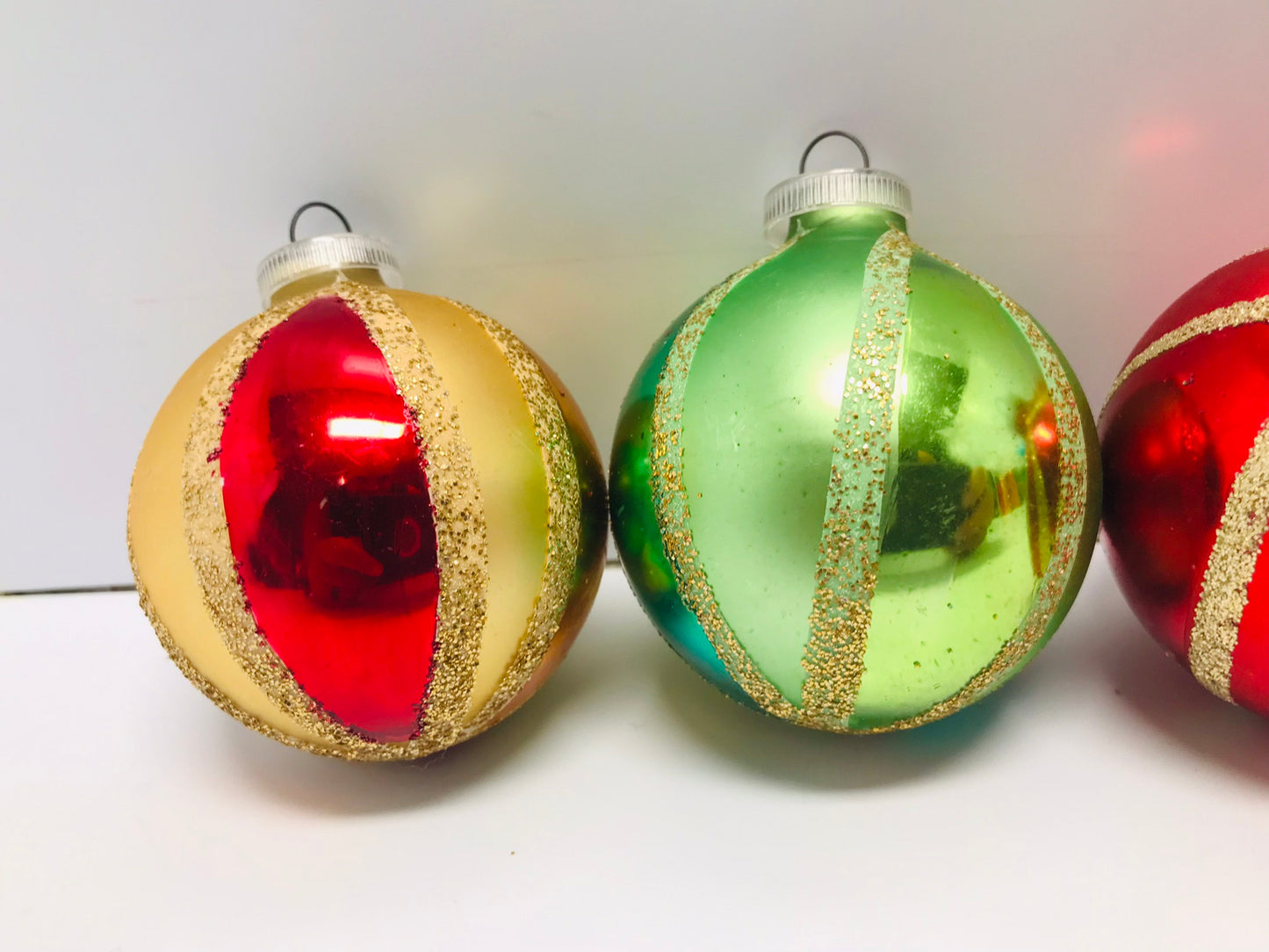 Christmas 5 Tree Ball Ornaments Vintage Gold Glitter Trim