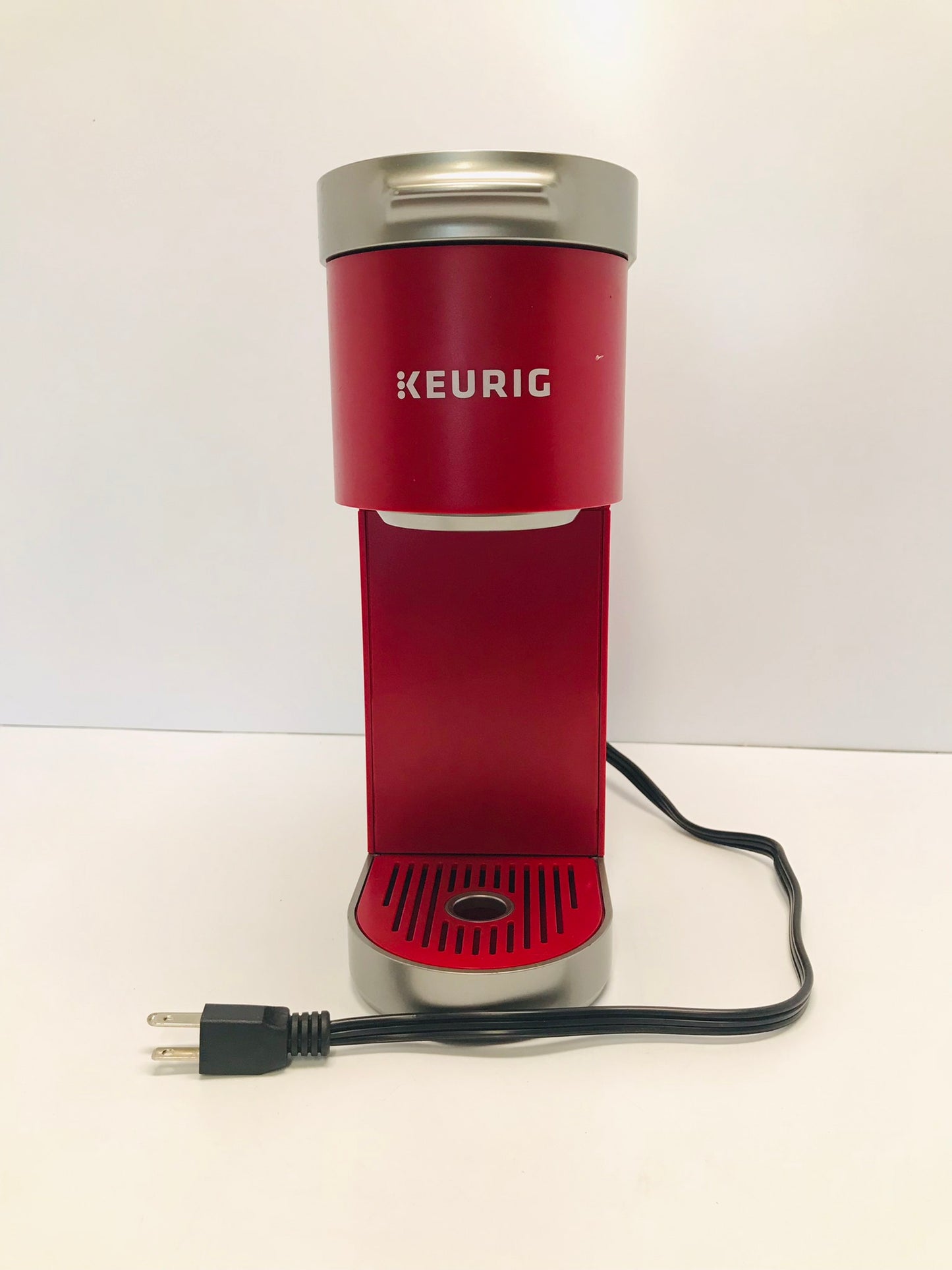 Keurig K-Mini Plus Coffee Maker, Single Serve K-Cup Pod Coffee Brewer, K-Cup Pod Storage, Cardinal Red Like New Used Once Mint