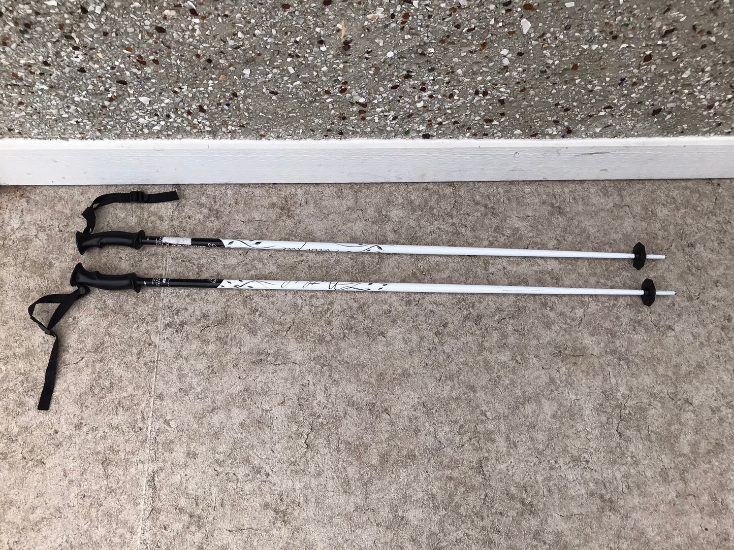 Ski Poles Adult Size 48 inch 120cm Salomen North Pole Black White