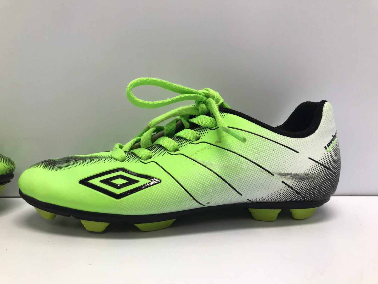 Soccer Shoes Cleats Child Size 1 Umbro Lime Black White Excellent