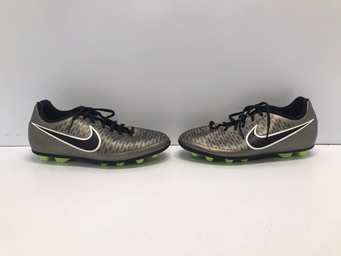 Soccer Shoes Cleats Child Size 3.5 Nike Mainta Black Gold Lime