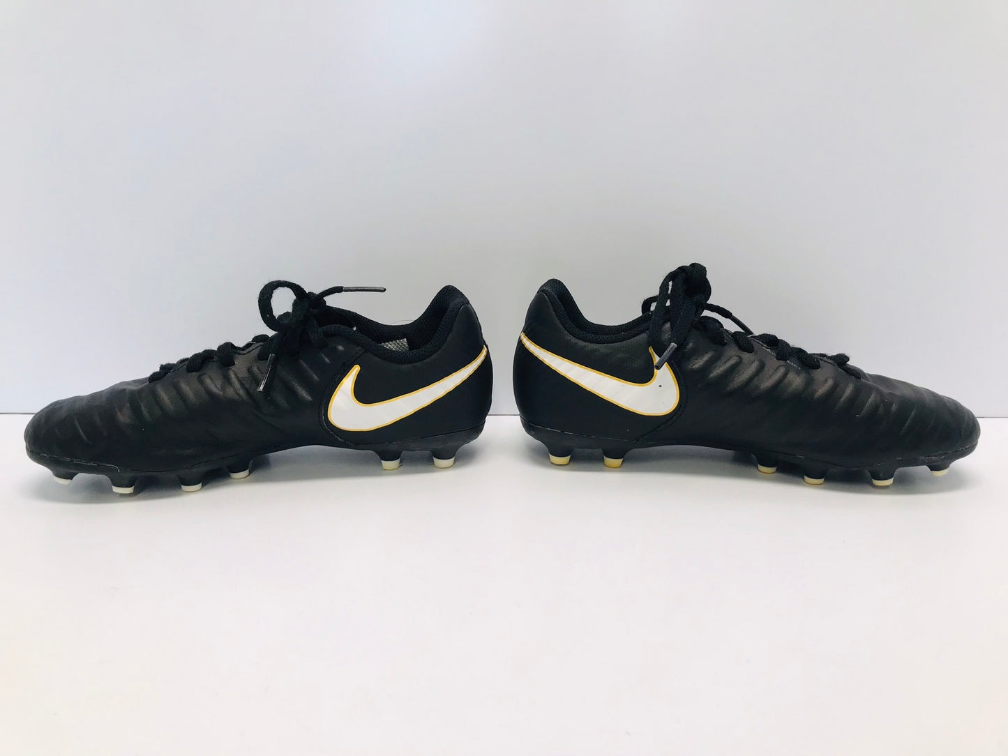 Soccer Shoes Cleats Child Size 4 Nike Tiempo Black White