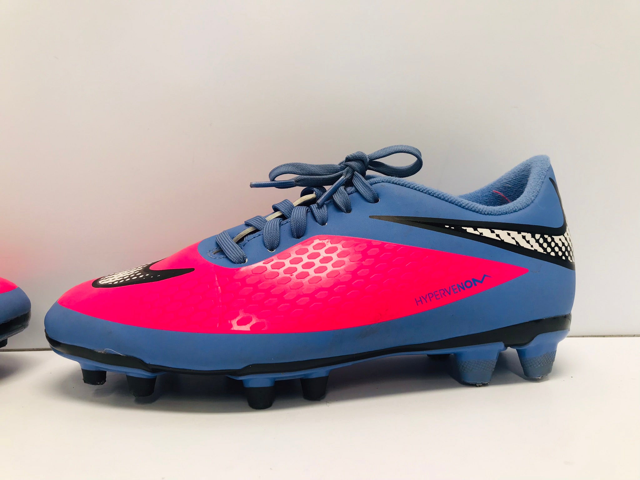 Nike on sale hypervenom pink