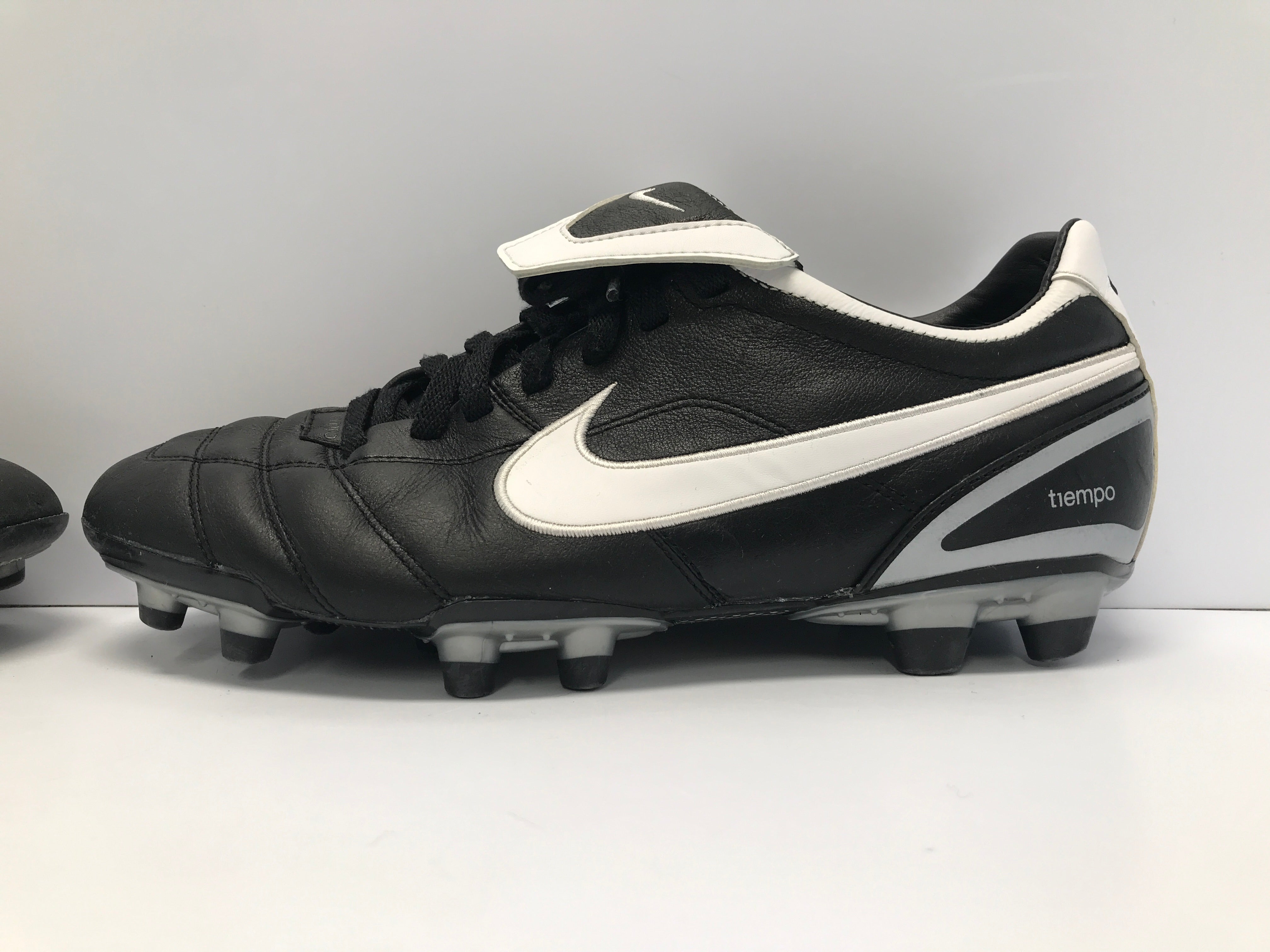 Nike soccer cleats size 10 on sale