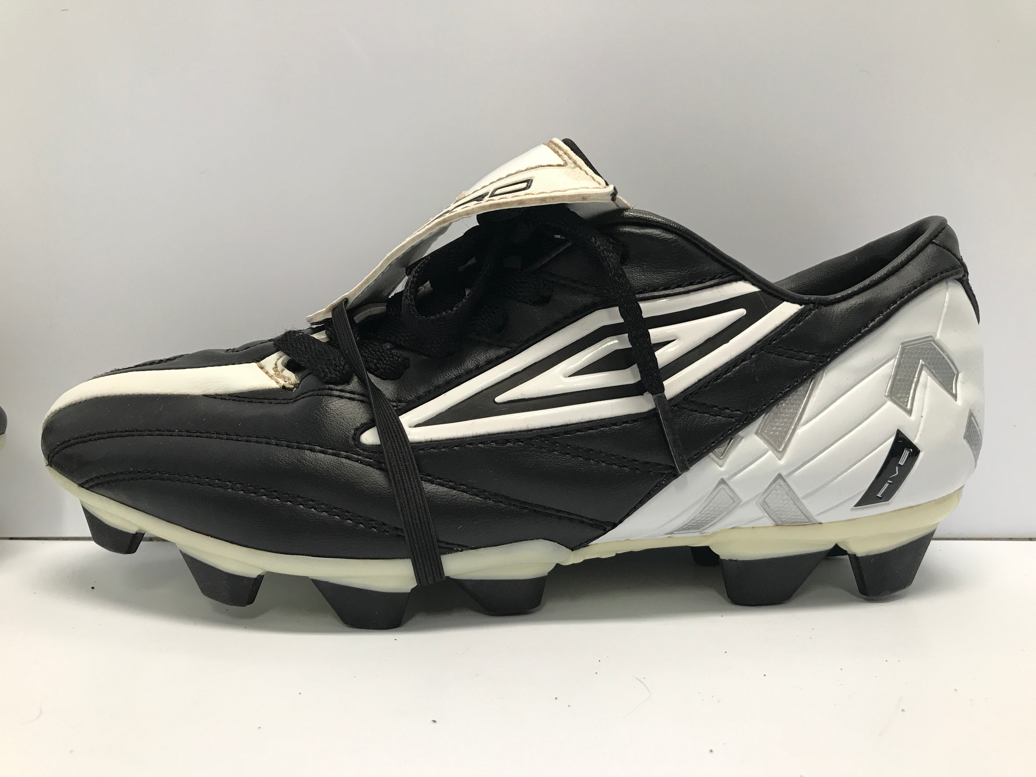 Wide soccer hot sale cleats mens