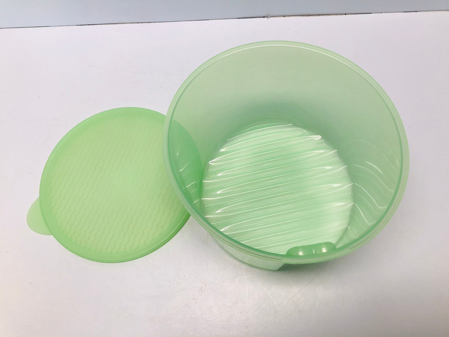 Tupperware Fridgesmart Round Green 20 Cups Vented Lettuce Vegetable Container