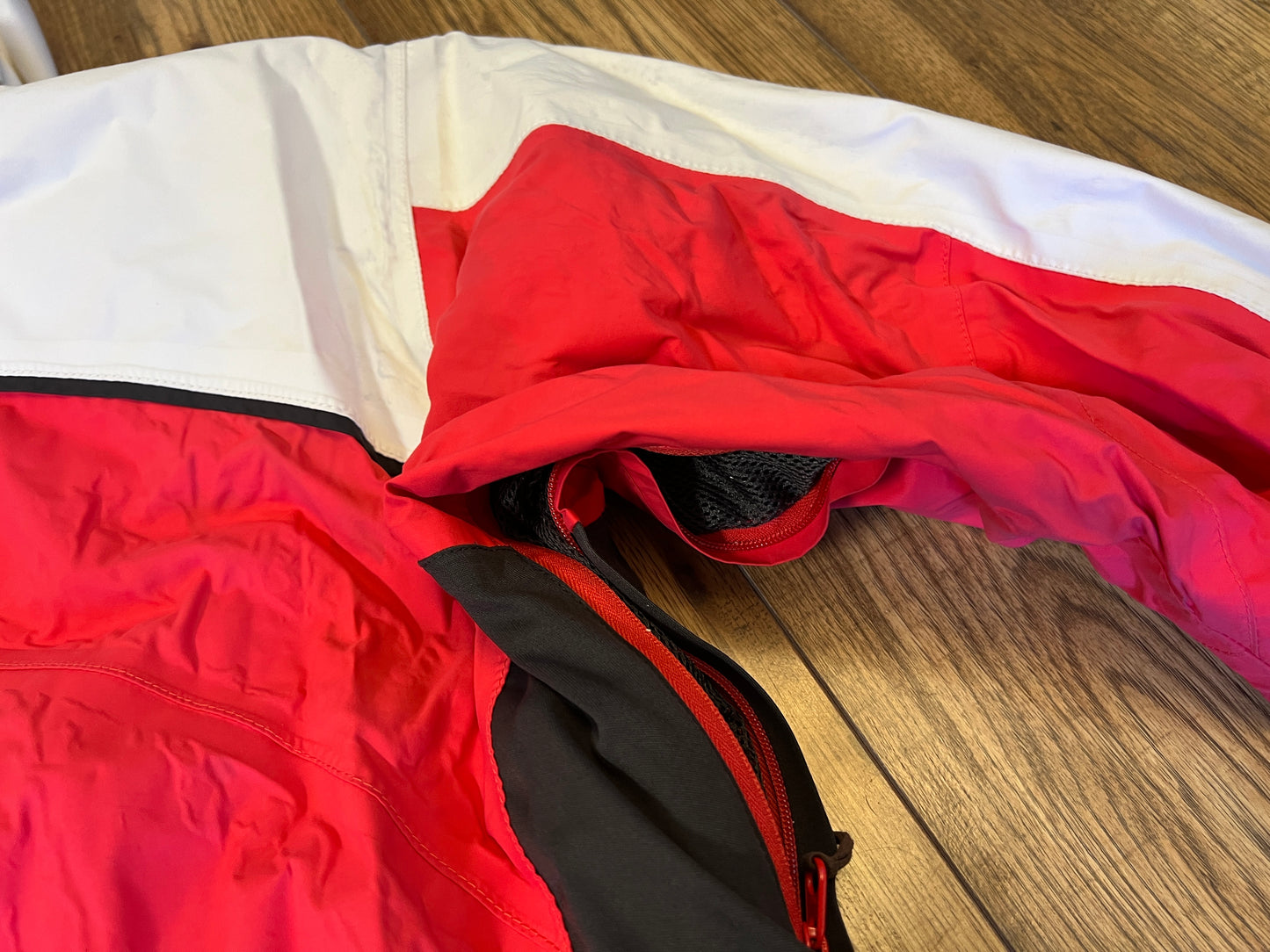 Winter Ski Coat Jacket Women's Size Large Helly Hansen White Poppy Red Black With Ski Belt Outstanding Quality