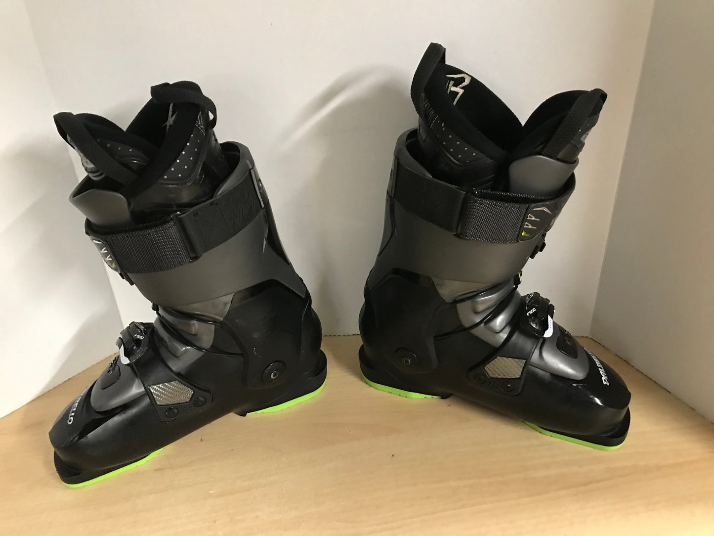 Ski Boots Mondo Size 26.5 Men's Size 8 Ladies Size 9  307 mm Dalbello Krypton Black Lime Excellent