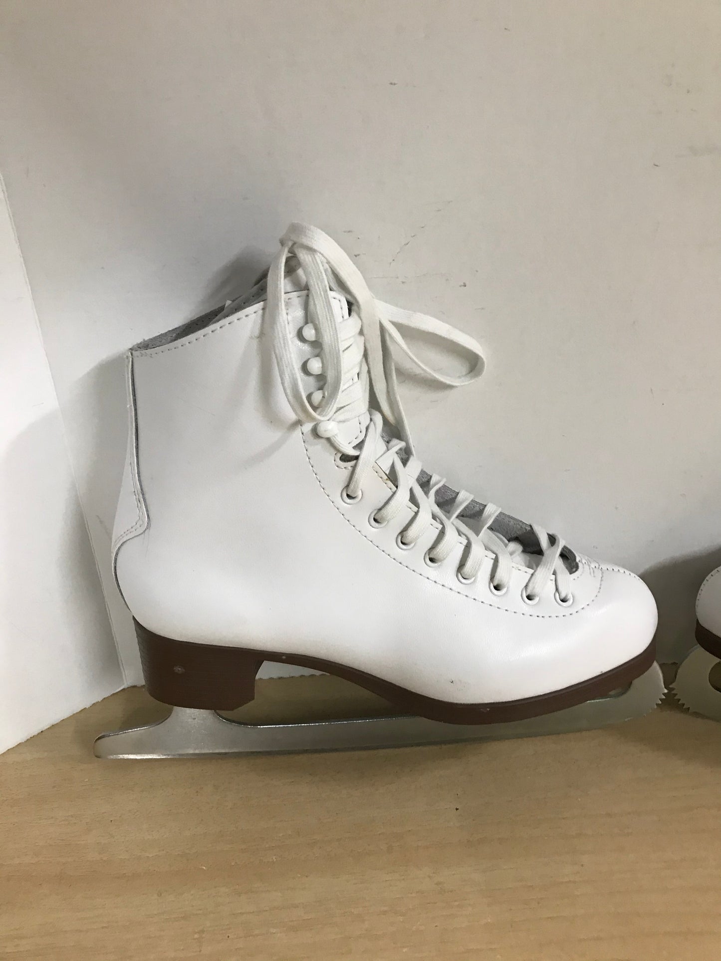 Figure Skates Ladies Size 7 Jackson Glacier 520 Leather New Demo Model