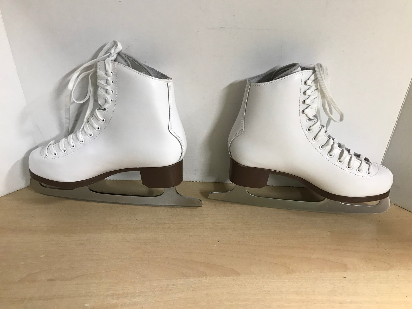 Figure Skates Ladies Size 7 Jackson Glacier 520 Leather New Demo Model