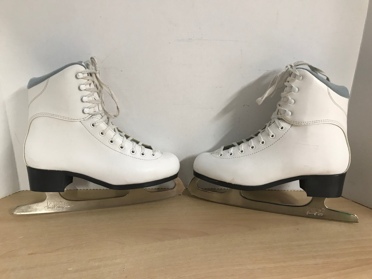 Figure Skates Ladies Size 7 Jackson Soft Skates Excellent