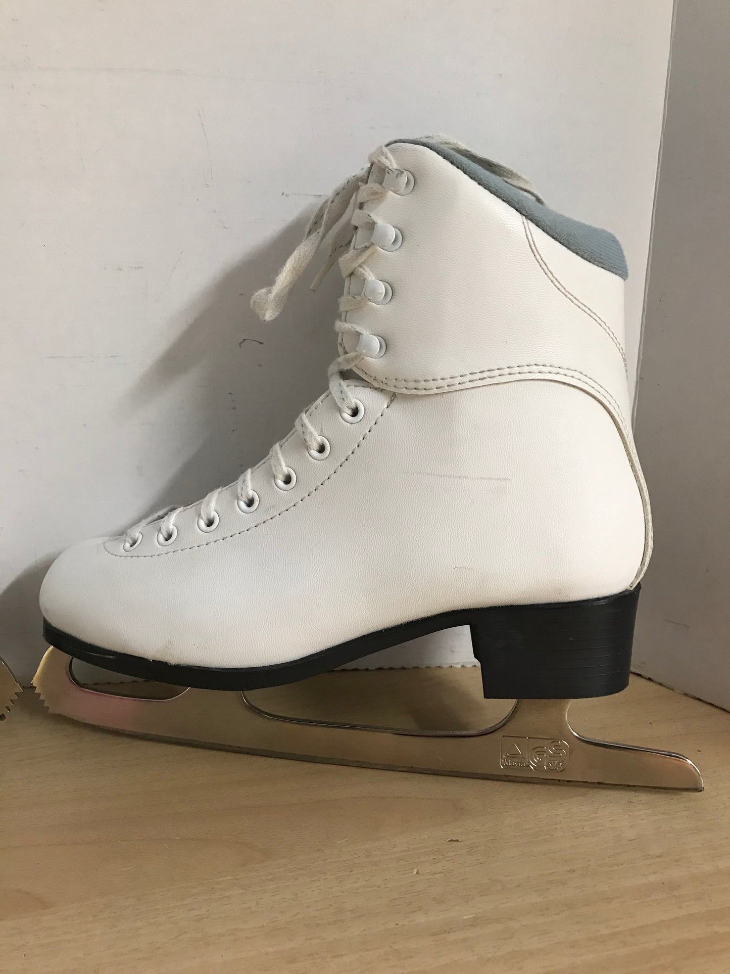 Figure Skates Ladies Size 7 Jackson Soft Skates Excellent