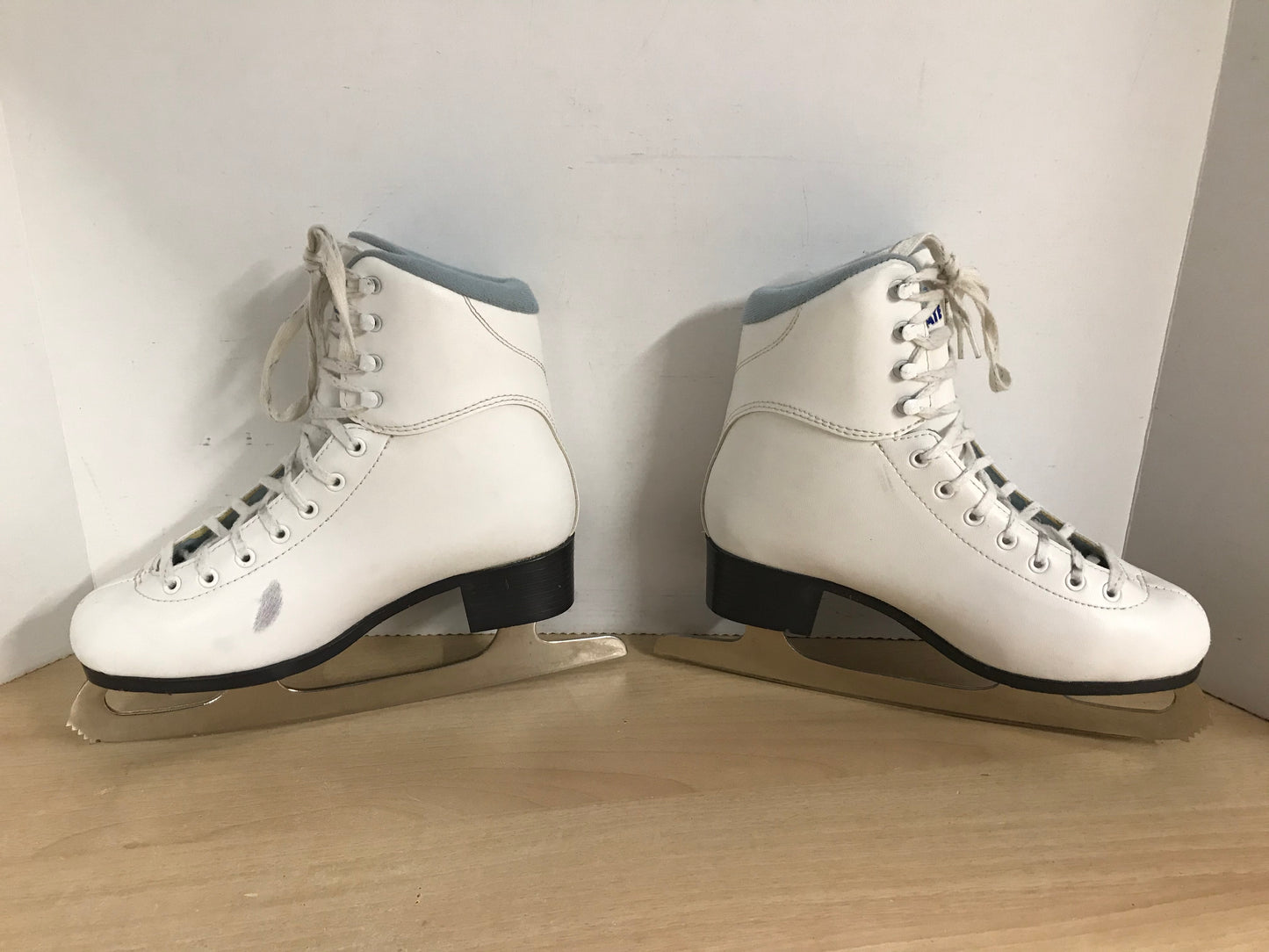 Figure Skates Ladies Size 7 Jackson Soft Skates Excellent