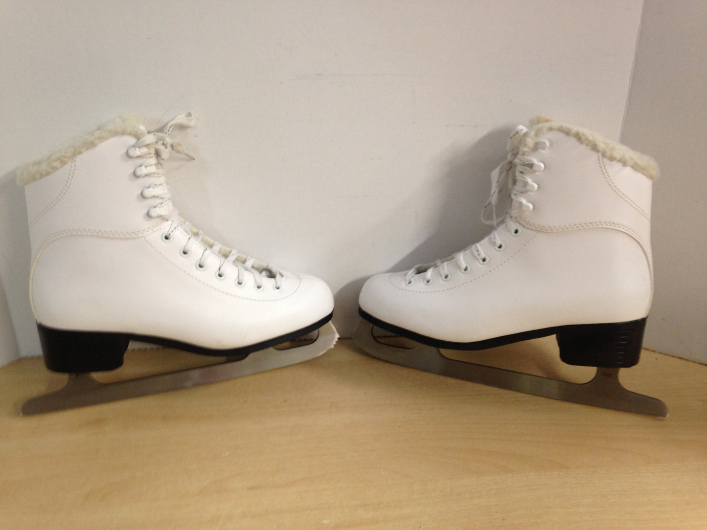 Figure Skates Ladies Size 8 Jackson Soft Skates New Demo Model