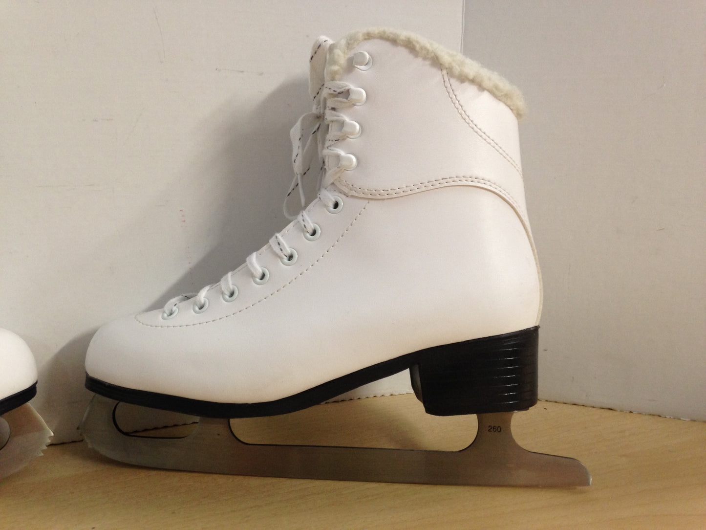 Figure Skates Ladies Size 8 Jackson Soft Skates New Demo Model