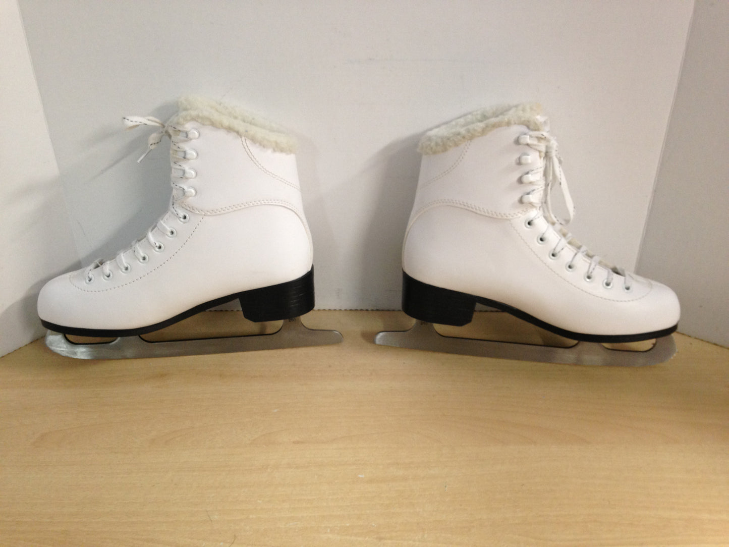 Figure Skates Ladies Size 8 Jackson Soft Skates New Demo Model