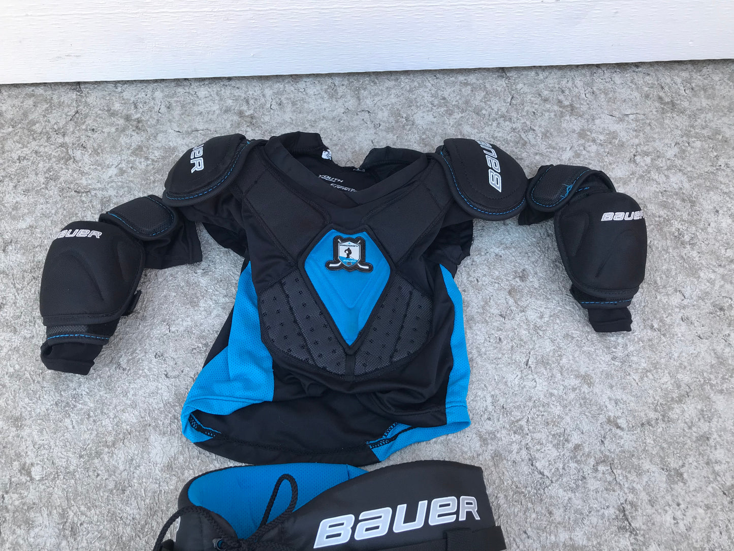 Hockey Child Full Kit Y Size Medium 5-6 Bauer Prodigy New Demo Model