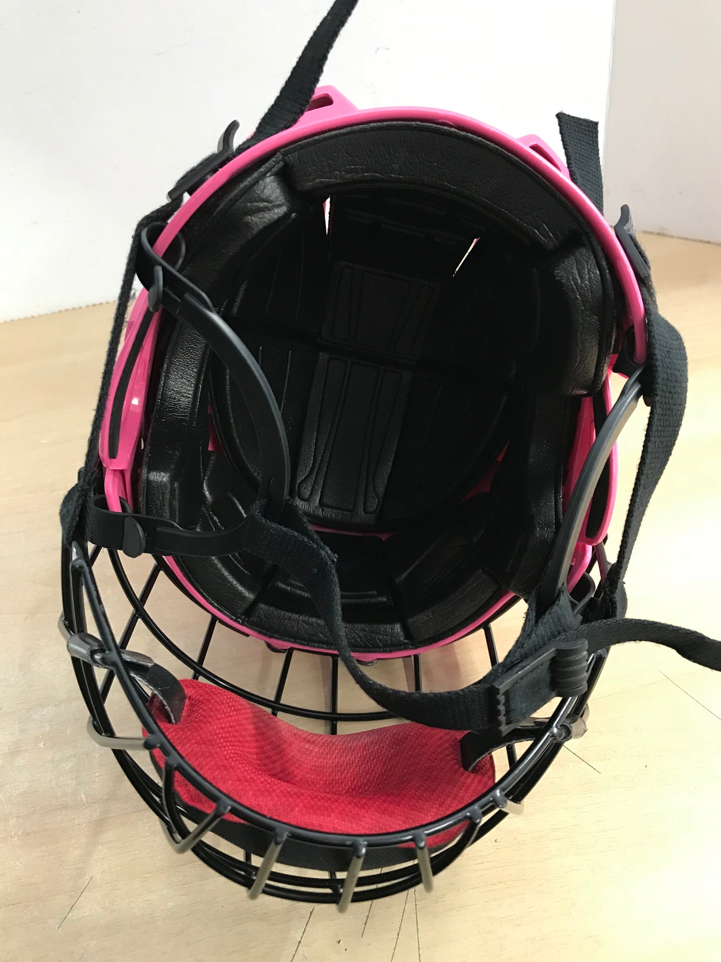 Hockey Helmet Child Size 6-8 Bauer Pink With Cage Expires Oct 2022