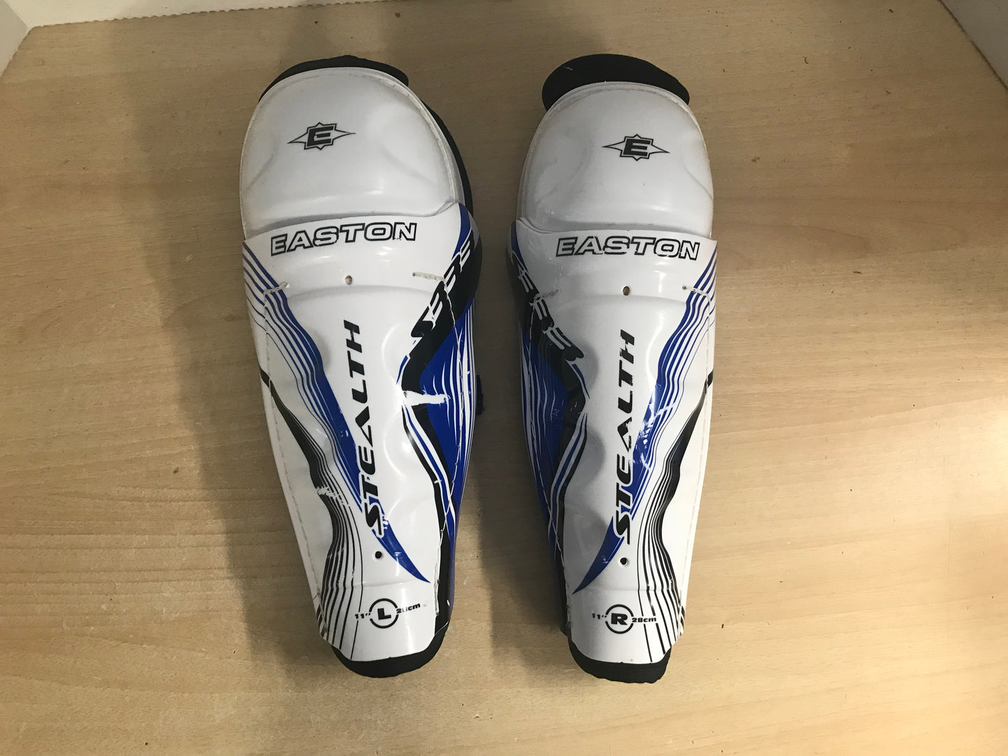 Hockey Shin Pad Child Size 11 inch Easton Stealth Blue White Black Excellent