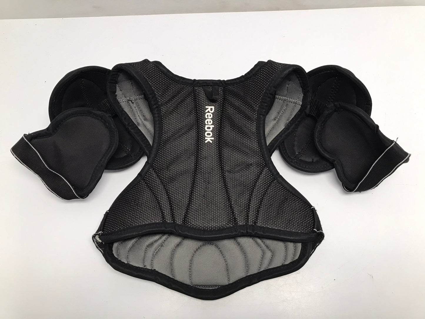 Hockey Shoulder Chest Pad Child Size Y Medium 5-6 Reebok Black White