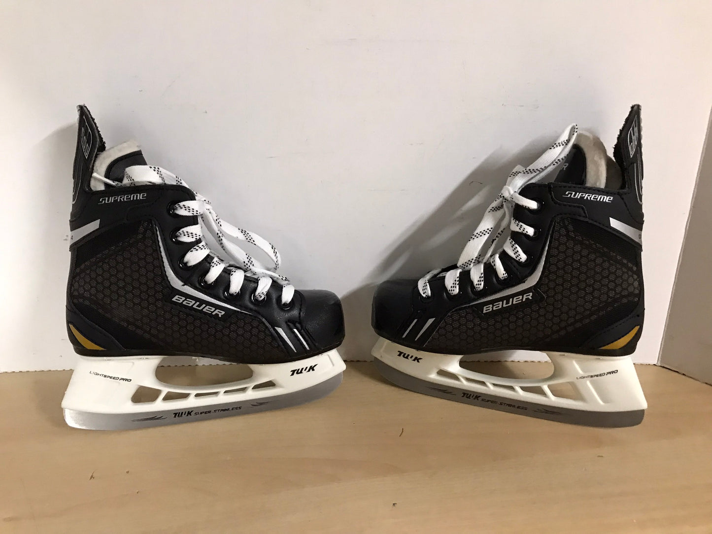 Hockey Skates Child Size 13 Shoe Size Bauer Supreme One.4 As New Excellent