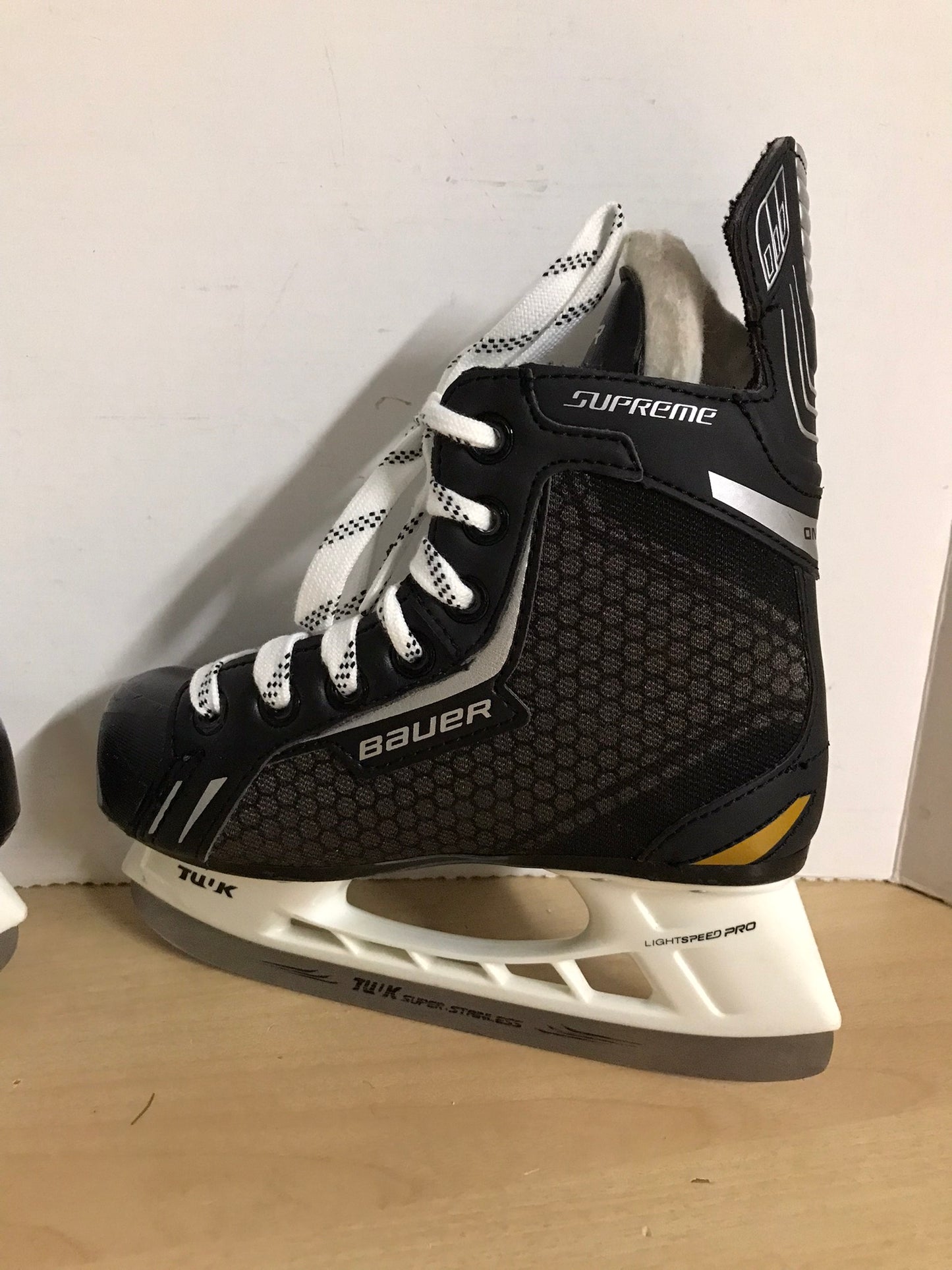 Hockey Skates Child Size 13 Shoe Size Bauer Supreme One.4 As New Excellent