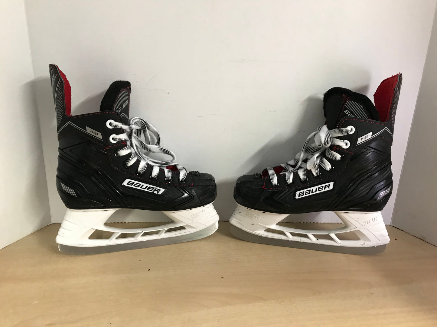 Hockey Skates Child Size 2 Shoe Size Bauer NS Excellent