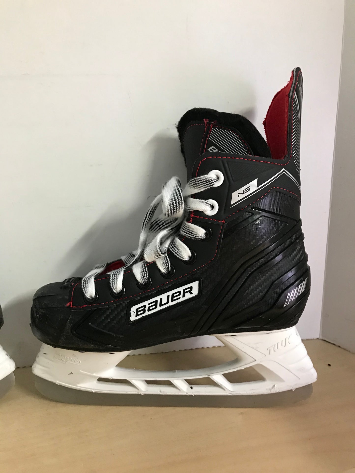 Hockey Skates Child Size 2 Shoe Size Bauer NS Excellent