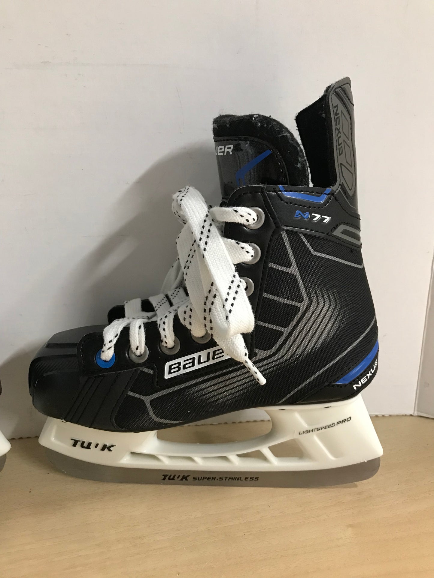 Hockey Skates Child Size 2 Shoe Size Bauer Nexus N77 New Demo Model