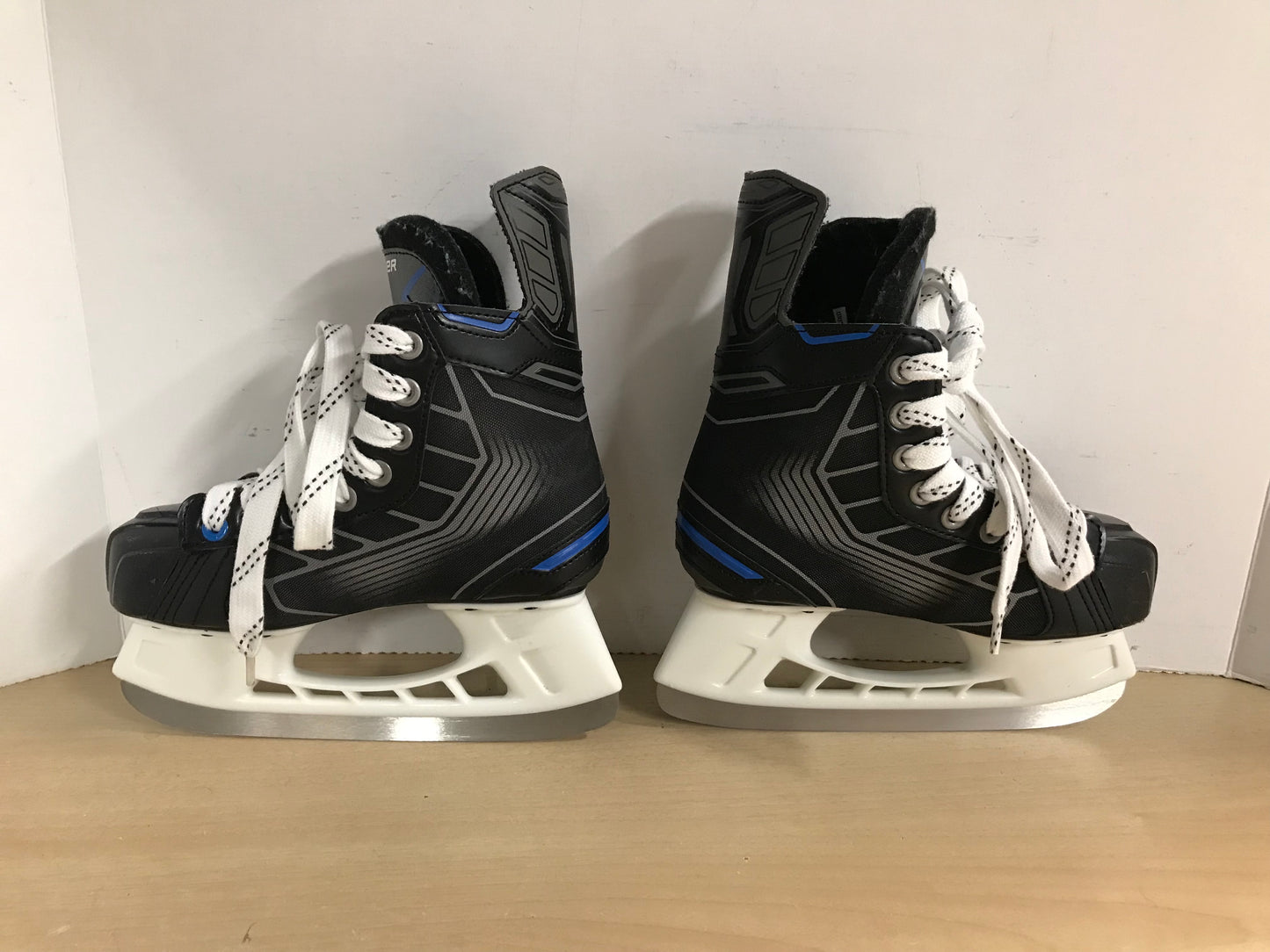 Hockey Skates Child Size 2 Shoe Size Bauer Nexus N77 New Demo Model