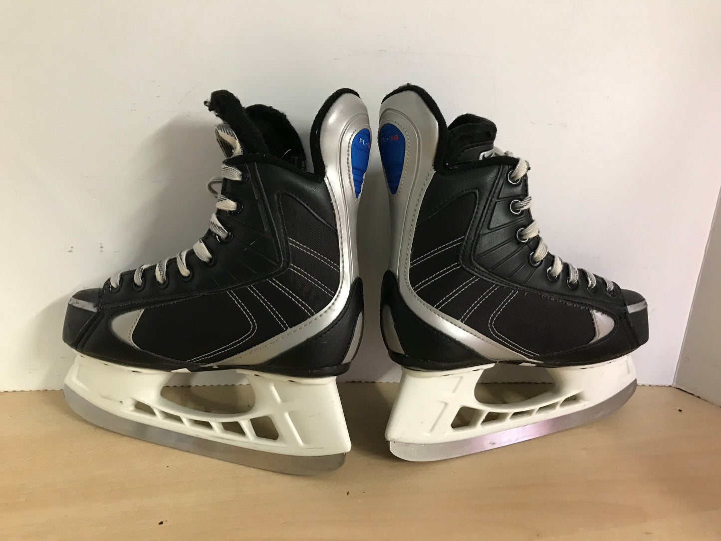 Hockey Skates Child Size 2 Shoe Size Bauer  Nike Excellent