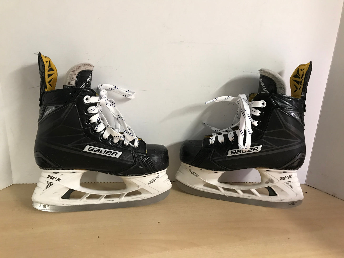 Hockey Skates Child Size 2 Shoe Size Bauer Supreme