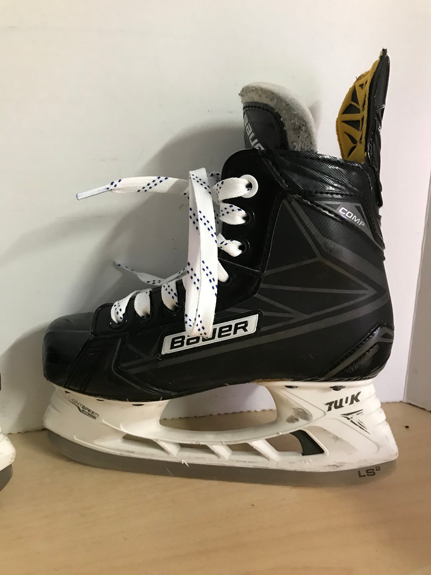 Hockey Skates Child Size 2 Shoe Size Bauer Supreme