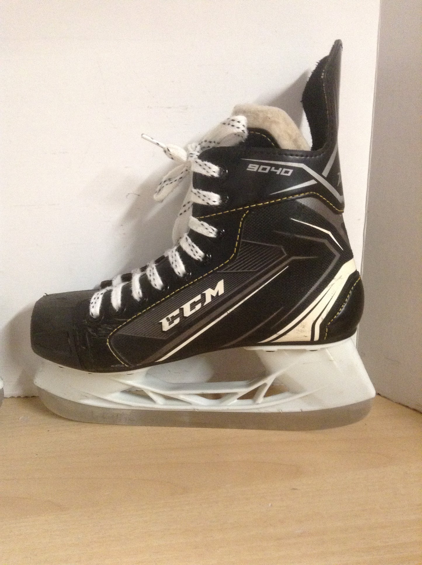 Hockey Skates Child Size 3 Shoe Size CCM Tacks