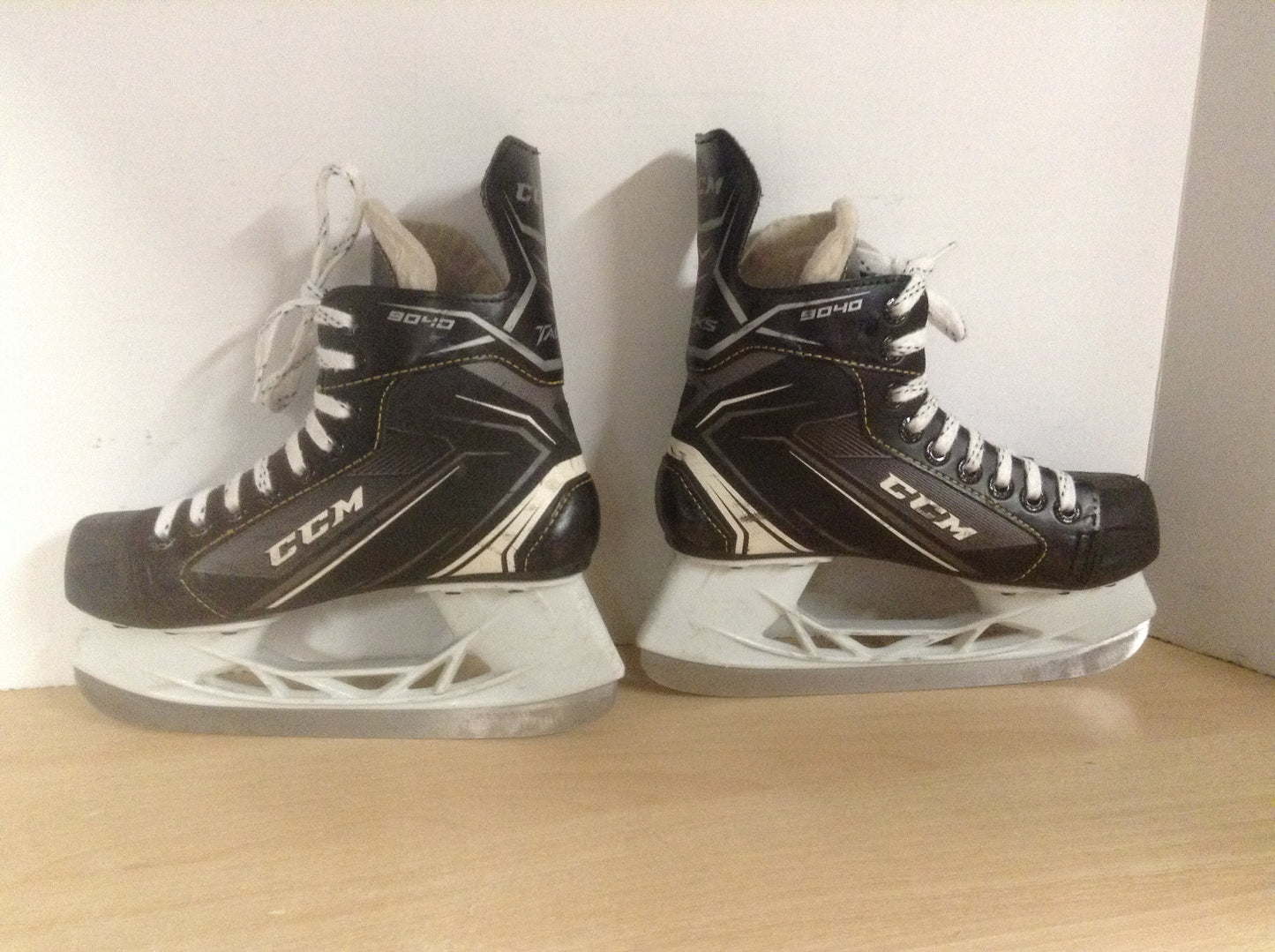 Hockey Skates Child Size 3 Shoe Size CCM Tacks