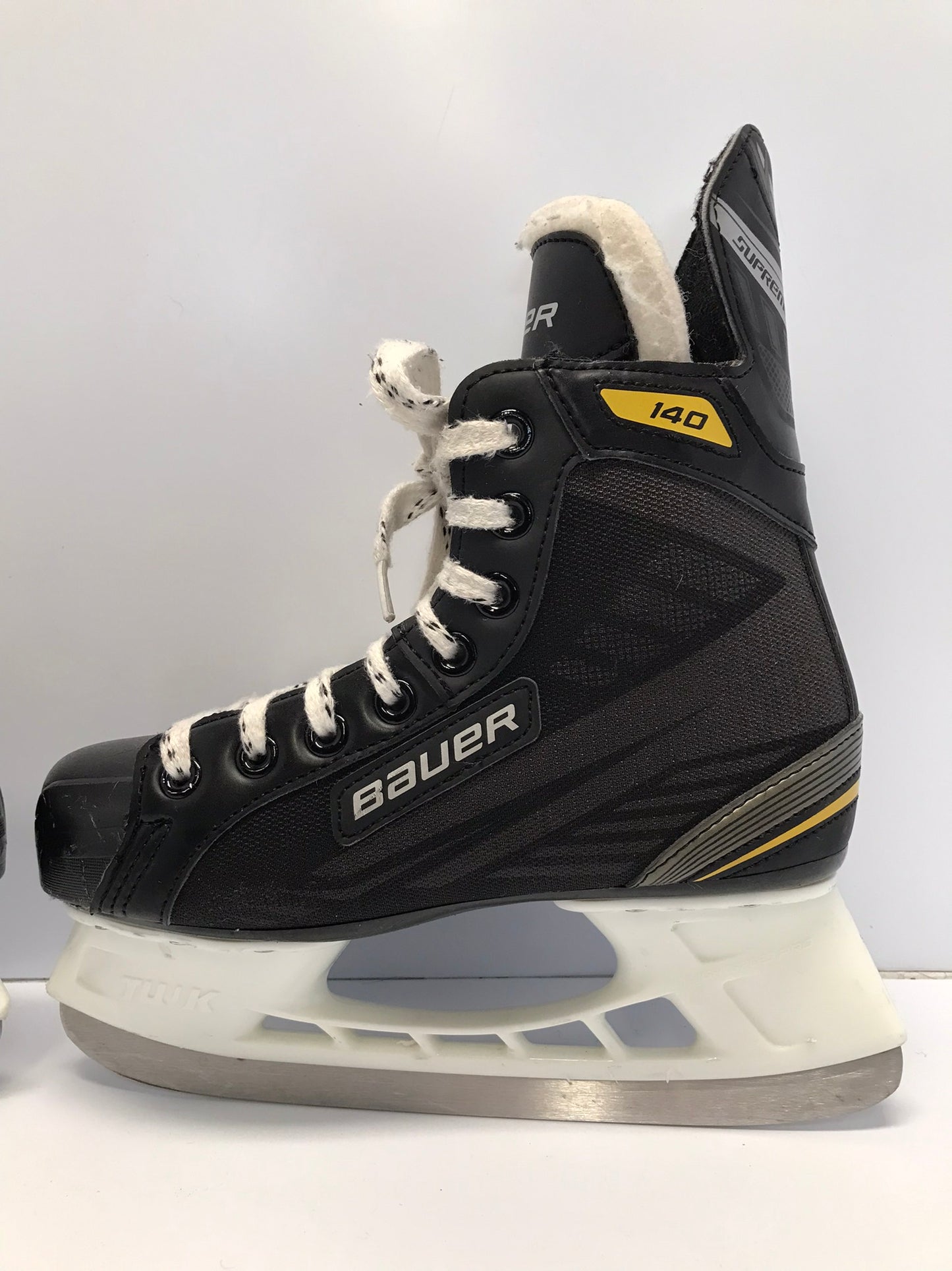 Hockey Skates Child Size 4 Shoe Size 3 Skate Bauer Supreme 140 New Demo Model