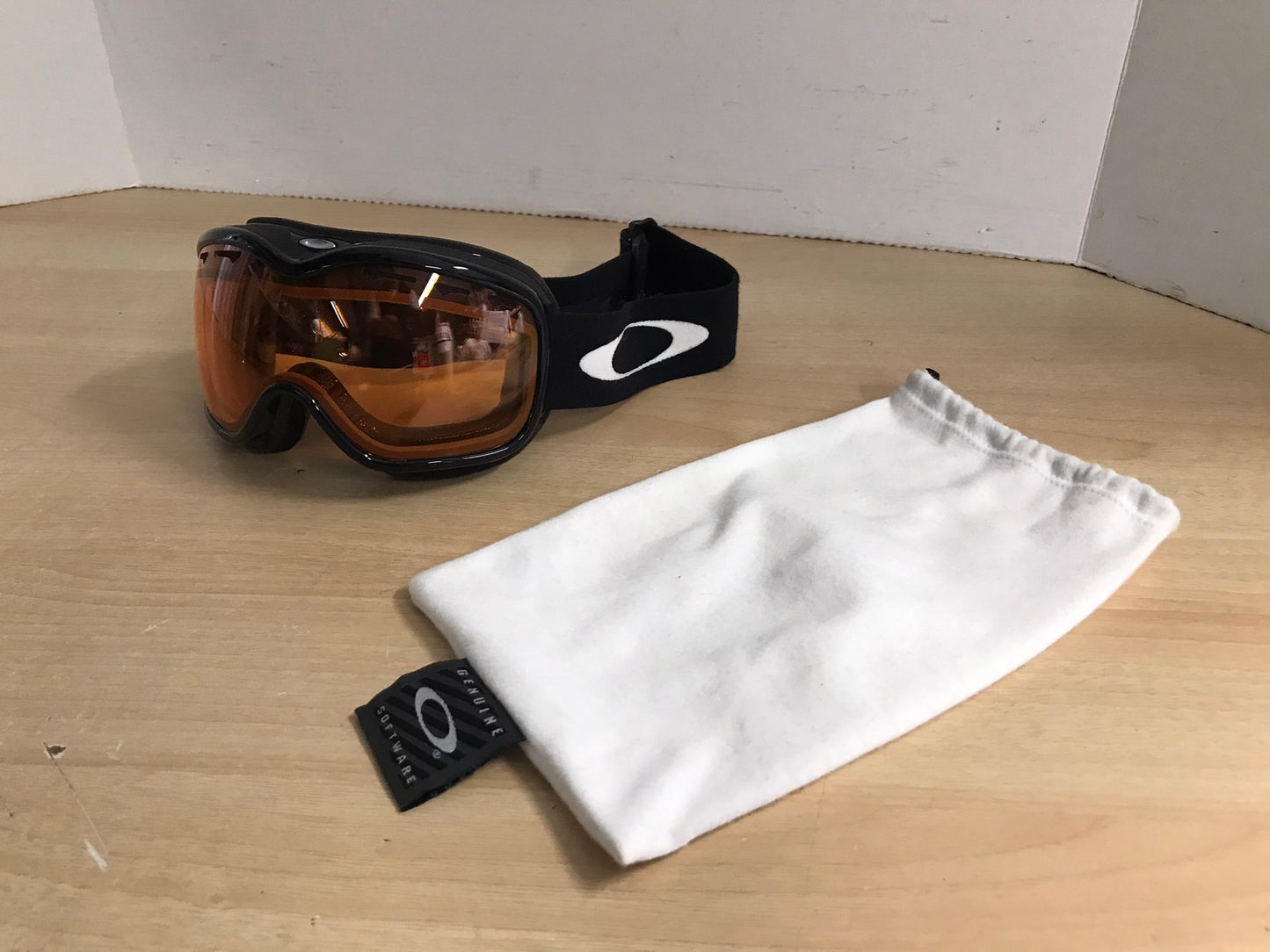 Ski Goggles Men's Size Large Oakley Big Lense Black With Orange Lenses and Bag As New